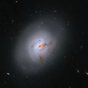 Hubble avista galáxia em transição