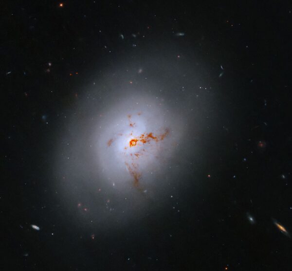 Hubble avista galáxia em transição