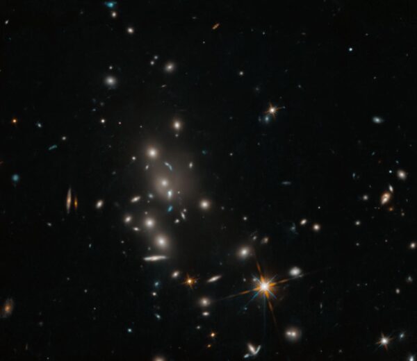 Hubble captura aglomerado de galáxias - NASA Science