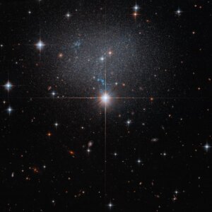Hubble espia galáxia irregular fraca