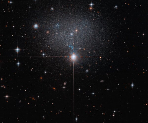 Hubble espia galáxia irregular fraca