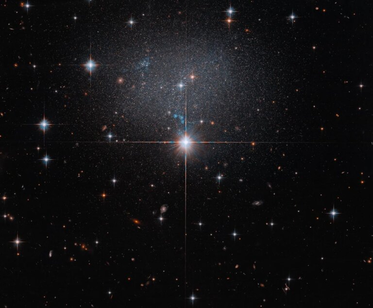 Hubble espia galáxia irregular fraca