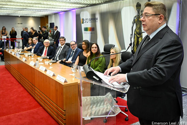Lançado livro em homenagem aos 15 anos do ministro Raul Araújo no STJ