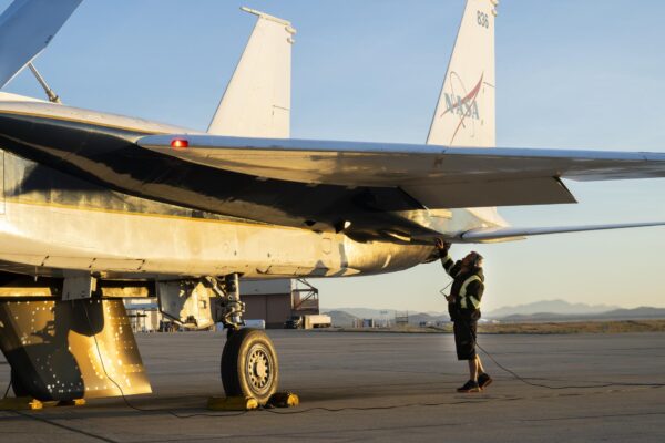 Mantendo a NASA voando: equipes de solo garantem a prontidão da aeronave