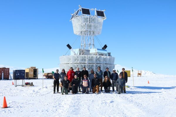 Novo instrumento usou manto de gelo da Antártica para sondar o universo extremo