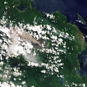 O sempre inquieto Monte Dukono entra em erupção