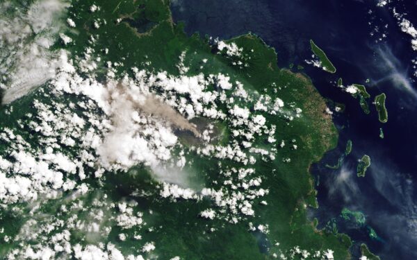 O sempre inquieto Monte Dukono entra em erupção