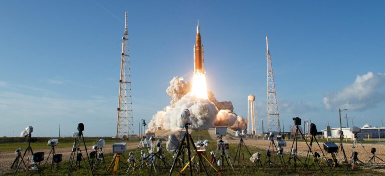 Pôster do Telescópio Espacial Romano de Nancy Grace