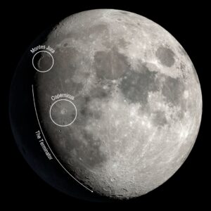 Qual é a estrela branco-azulada próxima à lua em 26 de maio?