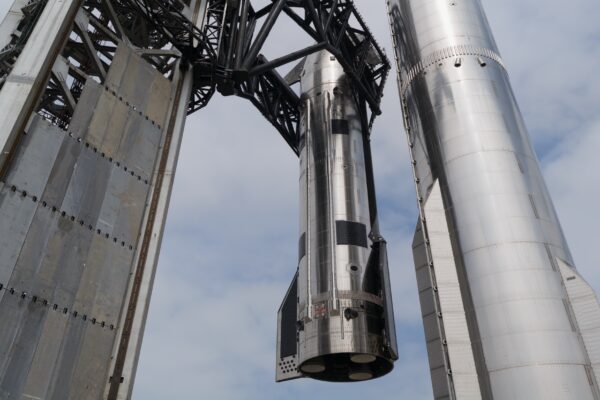 SpaceX empilha foguete Starship V3 e conclui grande teste de abastecimento antes do lançamento de estreia