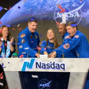 Tripulação do Artemis II da NASA toca sino de fechamento da Nasdaq
