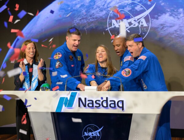 Tripulação do Artemis II da NASA toca sino de fechamento da Nasdaq