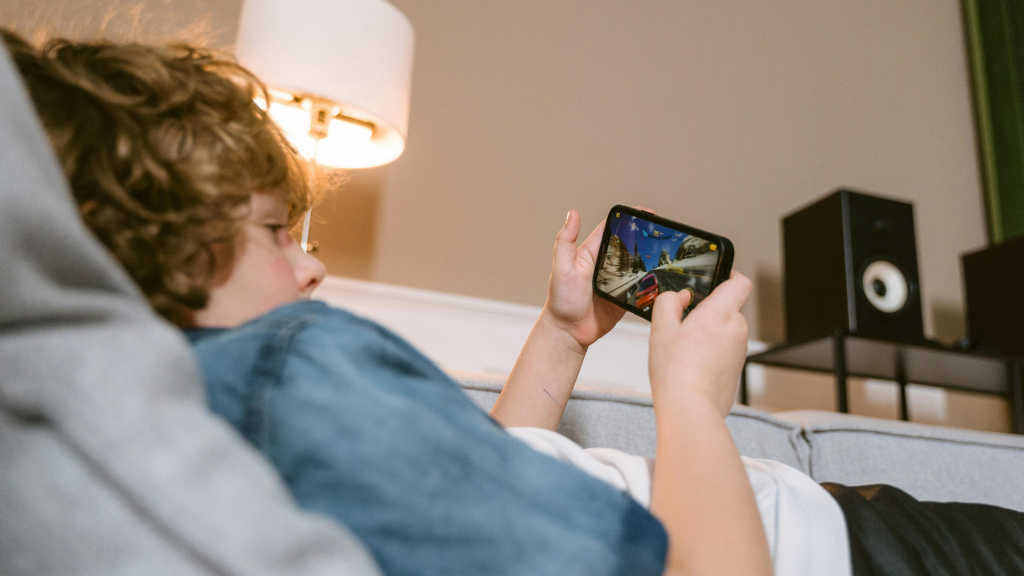 Jogar por horas a fio, perdendo sono, relações com amigos e família e gerando irritação é algo preocupante e que deve ser observado pelos pais (Imagem: Tima Miroshnichenko/Pexels)