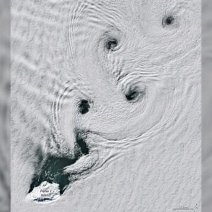 Vórtices hipnotizantes giram perto de um vulcão antártico. Foto do dia de 12 de maio de 2026