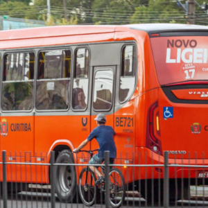Agora é lei: carona na "rabeira" do ônibus pode custar caro