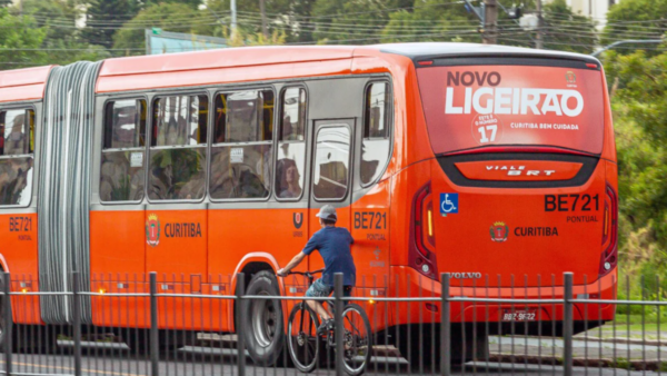Agora é lei: carona na "rabeira" do ônibus pode custar caro