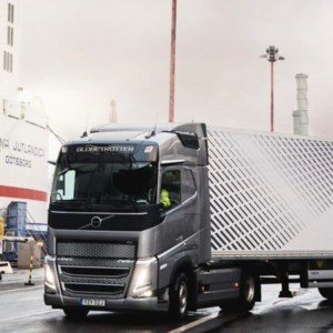 Volvo lança tecnologia de "cerca virtual" para limitar velocidade de caminhões