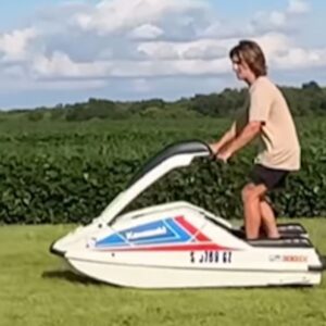 Jet ski lendário da Kawasaki vira scooter elétrica futurista