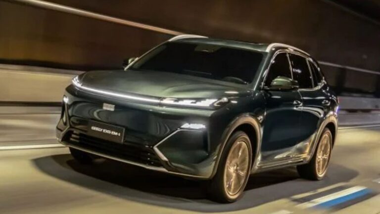 Geely mantém preços do EX5 EM-i no chão e SUV sai mais barato que T-Cross