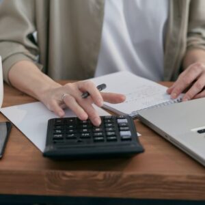 12 prompts para controlar gastos e dívidas sem cair em furada