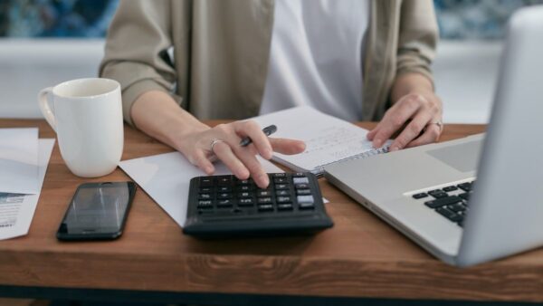 12 prompts para controlar gastos e dívidas sem cair em furada
