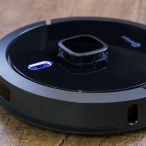 Robô que passa pano e se limpa sozinho atinge preço irresistível de R$ 1.099