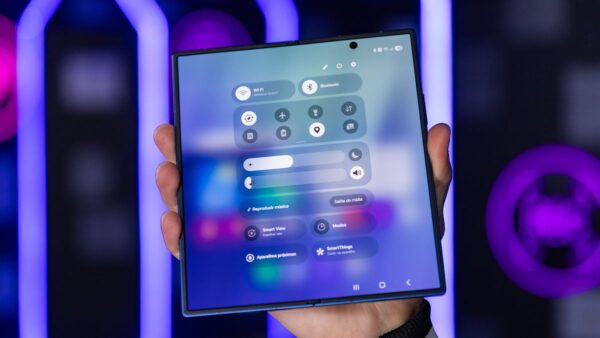 Galaxy Z Fold 8 pode trazer a tela mais nítida já vista em dobráveis da Samsung