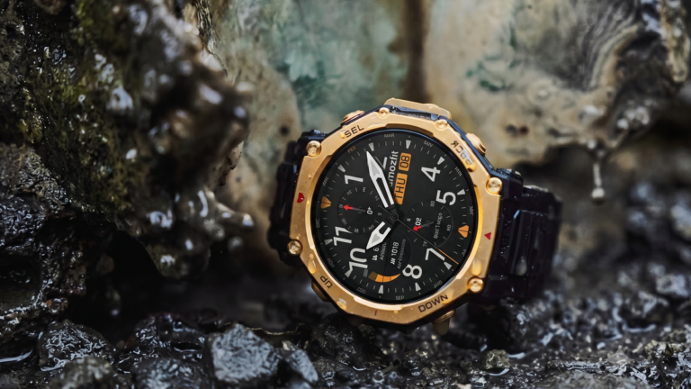 Novo smartwatch da Amazfit chega com corpo de titânio e lanterna embutida