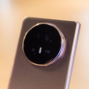Celular com tela 3x mais brilhosa que do iPhone e mega bateria está chegando
