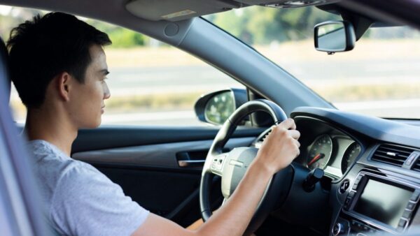 Posso dirigir o carro com apenas uma mão no volante? Veja o que diz a lei