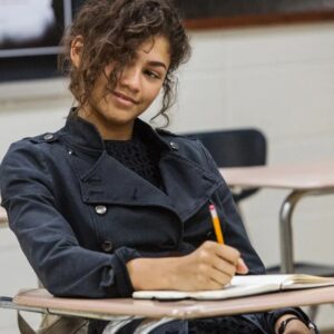 Zendaya preocupa fãs ao usar preto na turnê de Homem-Aranha: Um Novo Dia