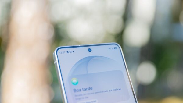 Chefão da Samsung visita fábrica de telas da China e pode mudar destino do S27
