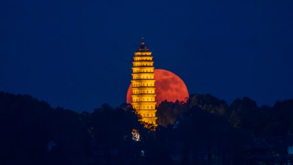 A Lua Morango de junho é diferente de qualquer outra lua cheia. Aqui está o porquê