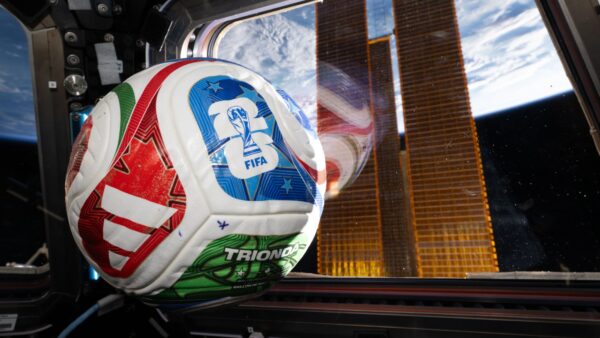A NASA enviou uma bola da Copa do Mundo FIFA 2026 para a ISS para que os astronautas pudessem testar seu trabalho de pés em gravidade zero (vídeo)