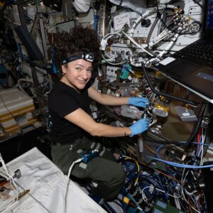 A astronauta Jessica Meir auxilia nas atualizações de hardware do Cold Atom Lab da NASA