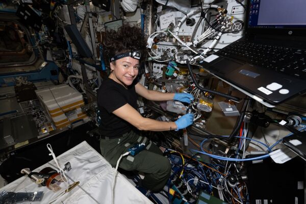 A astronauta Jessica Meir auxilia nas atualizações de hardware do Cold Atom Lab da NASA