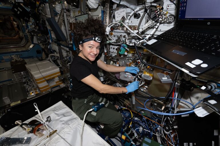 A astronauta Jessica Meir auxilia nas atualizações de hardware do Cold Atom Lab da NASA
