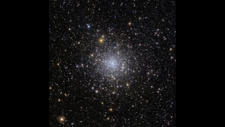 A imagem brilhante do aglomerado de estrelas revela manchas faltantes de estrelas: 'Não estávamos procurando a lacuna, mas a encontramos'
