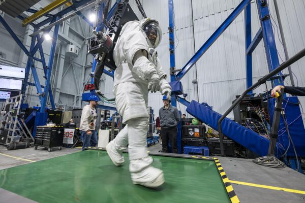 A pesquisa da missão lunar Artemis II da NASA continua na Terra