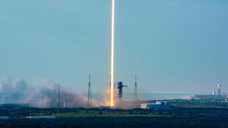 As ações da SpaceX não foram o único lançamento da empresa hoje – ela também colocou 29 satélites Starlink em órbita
