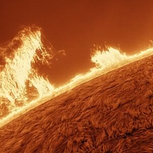 Astrofotógrafo captura colossal nuvem de plasma 'Godzilla' espreitando a borda do sol (vídeo)