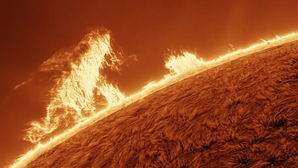 Astrofotógrafo captura colossal nuvem de plasma 'Godzilla' espreitando a borda do sol (vídeo)