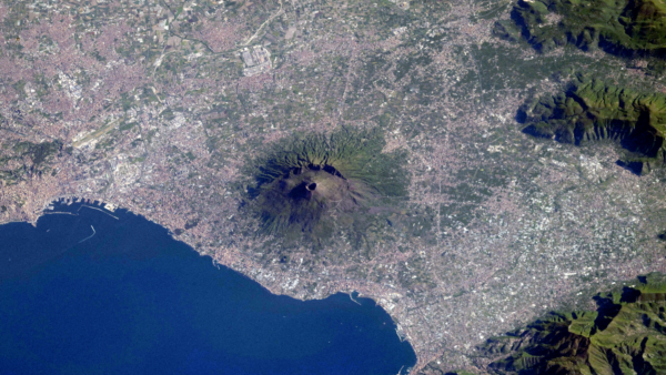 Astronauta avista o Monte Vesúvio na foto espacial do dia 8 de junho de 2026.