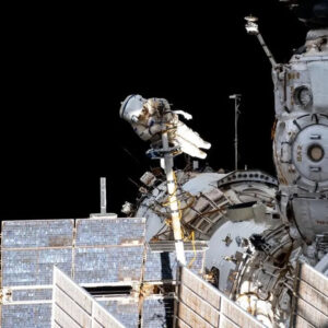 Astronautas na Estação Espacial Internacional se abrigam no SpaceX Dragon enquanto cosmonautas tentam consertar o vazamento de ar