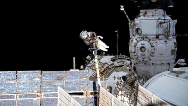 Astronautas na Estação Espacial Internacional se abrigam no SpaceX Dragon enquanto cosmonautas tentam consertar o vazamento de ar