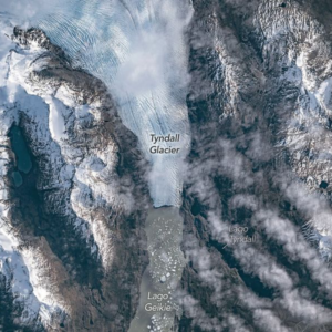 Astronautas observam do espaço como o gelo se estilhaça em uma foto de uma geleira do dia 11 de junho de 2026