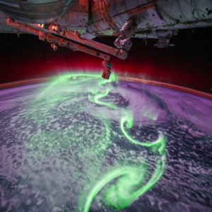 Auroras verdes neon vindas do espaço vão tirar o fôlego na foto do dia de 26 de junho de 2026