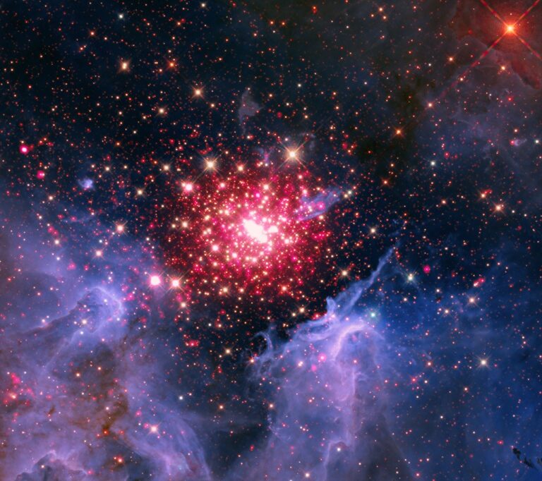 Chandra da NASA revela universo 'vermelho, branco, azul' para o 250º dos EUA