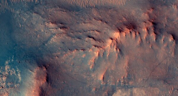 HiRISE da NASA captura Perseverance marcando um marco em Marte