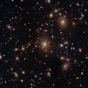 Hubble vê enxame de galáxias